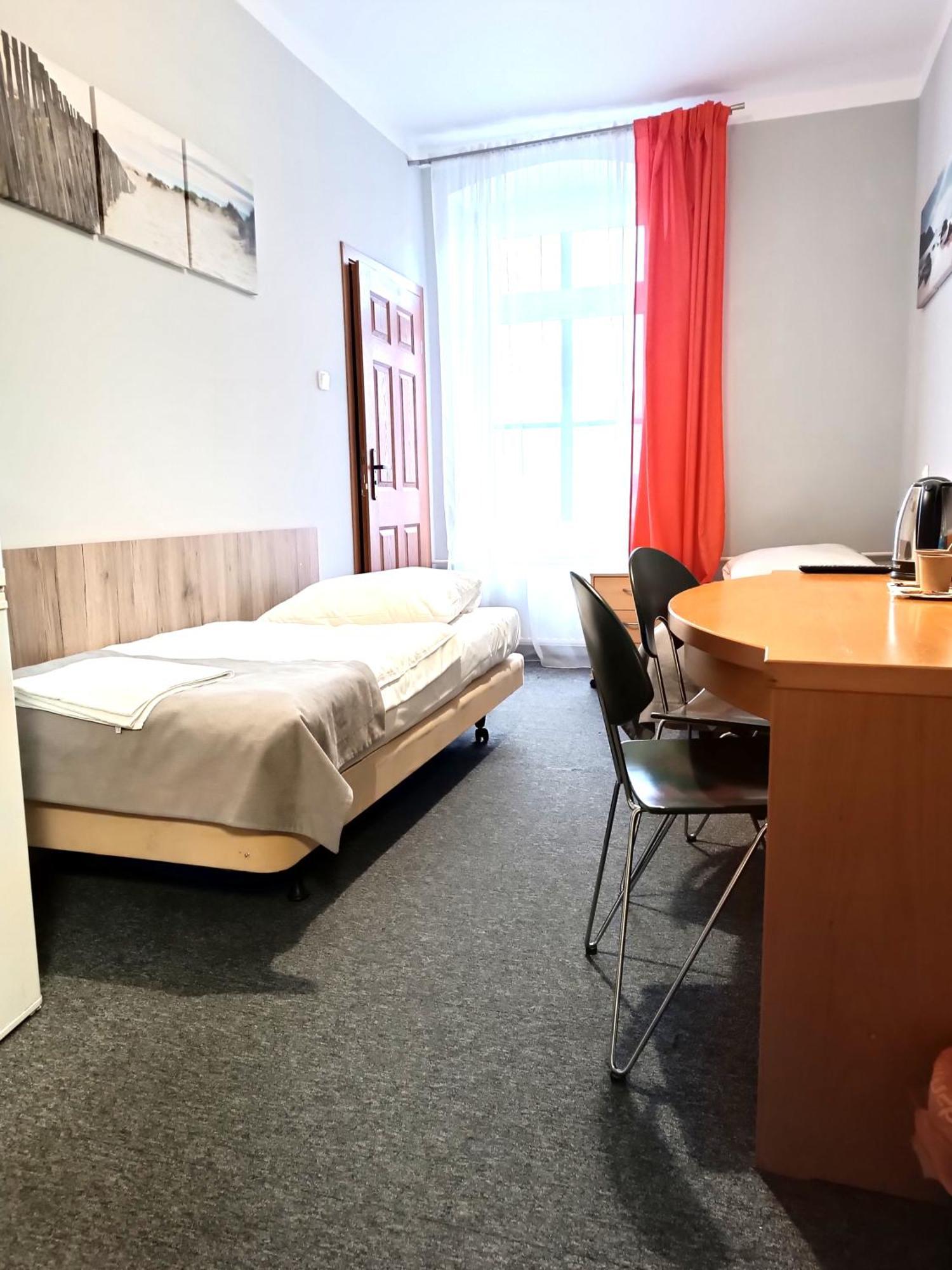 Hostel Krosnienska 12 Zielona Góra Extérieur photo