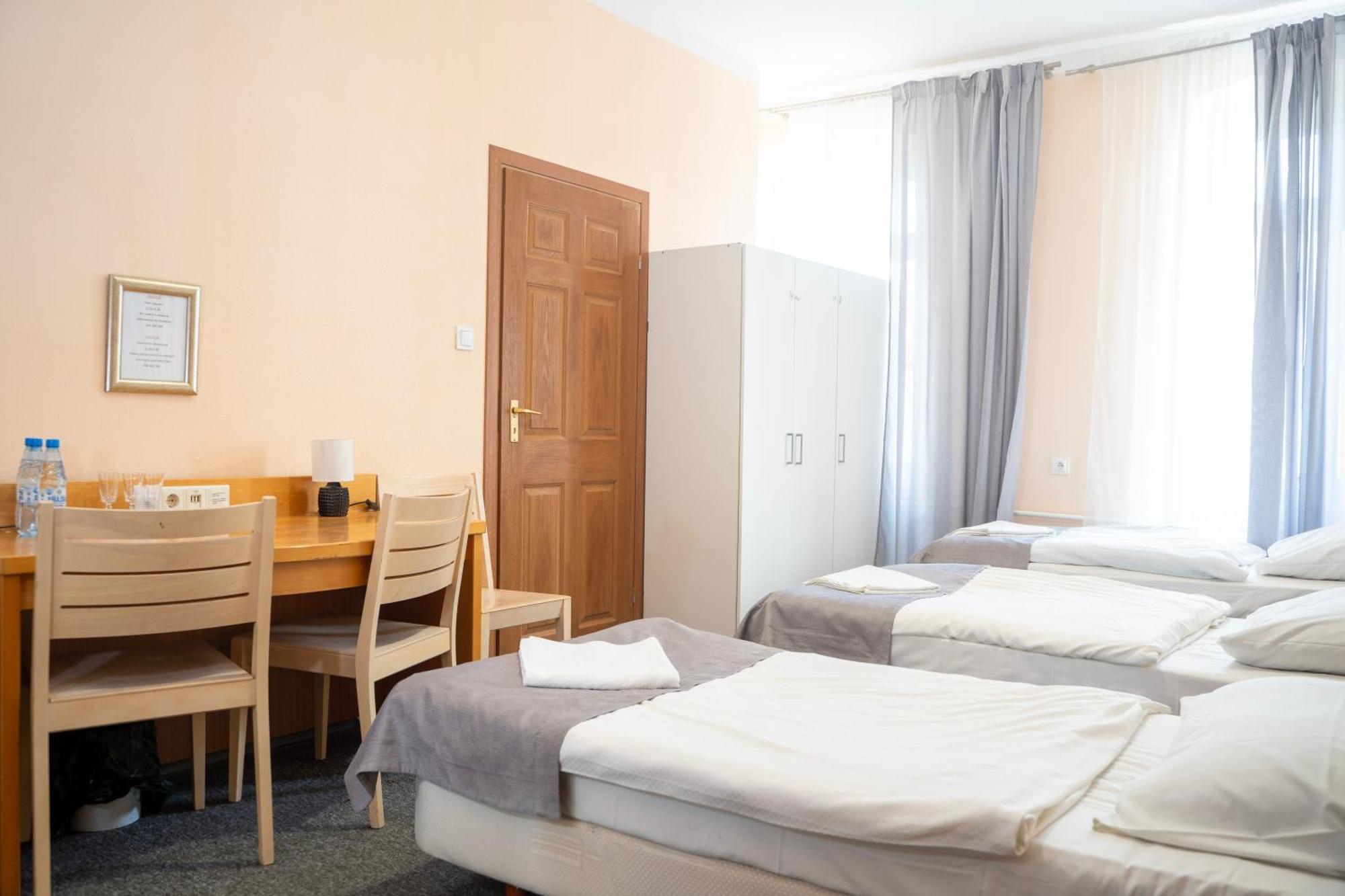 Hostel Krosnienska 12 Zielona Góra Extérieur photo